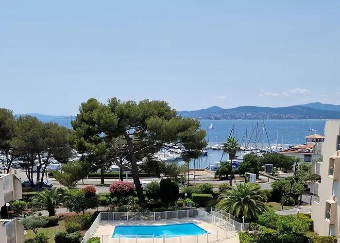 Beau 65 M2 En Front De Mer A St Raphael - Piscine